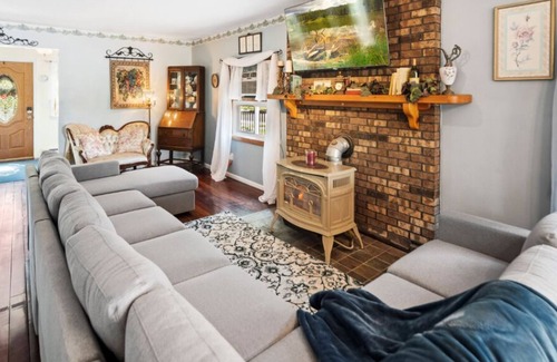 Watkins Glen Maison | ★Lake Views★ King Beds | Coffee Bar | Mins to All