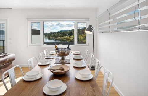 East Jindabyne Maison | Lake Villavista - 4BR Luxury Townhouse l Pet Friendly l Lake Views l WiFi l BBQ