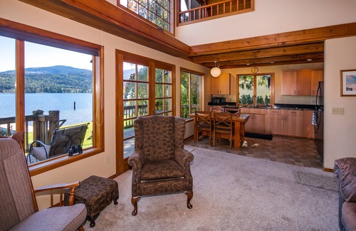 Sudden Valley Maison | Lake Whatcom Waterfront Cabin