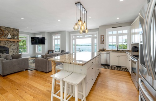 Weirs Beach Maison | 🏖 Propriété de luxe au bord de l'eau 🏖 Profitez de la piscine, du bain à remous, de la plage et du bar de plage