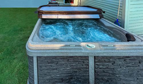 Billerica Villa | LakeAccess 4 Bed 3 Full Bath HOT TUB
