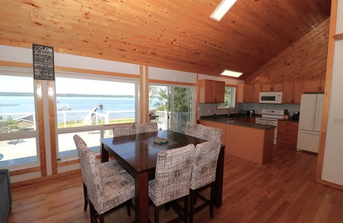 Fallis Cabine | Lakefront 1/2 acre Wabamun 5 bed 2 bath cabin