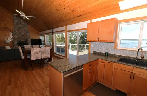 Fallis Cabine | Lakefront 1/2 acre Wabamun 5 bed 2 bath cabin