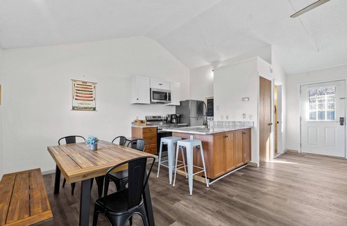 Seneca Copropriété | Lakefront 2-bedroom 2 bath condo , 1 of 3 condos available. Unit 963