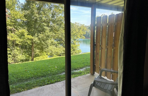 Seneca Copropriété | Lakefront 2-bedroom 2 bath condo , 1 of 3 condos available. Unit 963