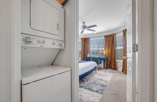 Tallahassee Maison | Lakefront 3BD - Ping Pong, Movie Nights - Near FSU