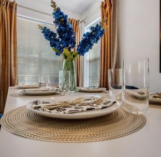 Tallahassee Maison | Lakefront 3BD - Ping Pong, Movie Nights - Near FSU