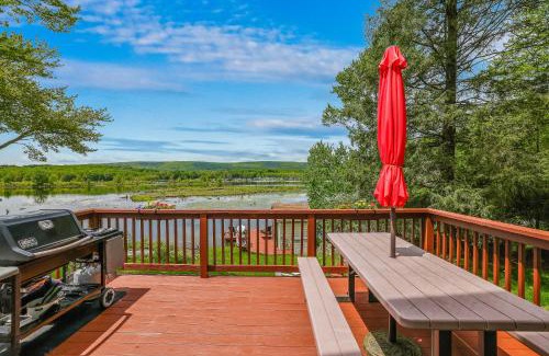 Lake Ariel Maison | Lakefront A-frame Hot Tub, Dock, Kayaks, Games