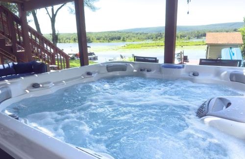 Lake Ariel Maison | Lakefront A-frame Hot Tub, Dock, Kayaks, Games
