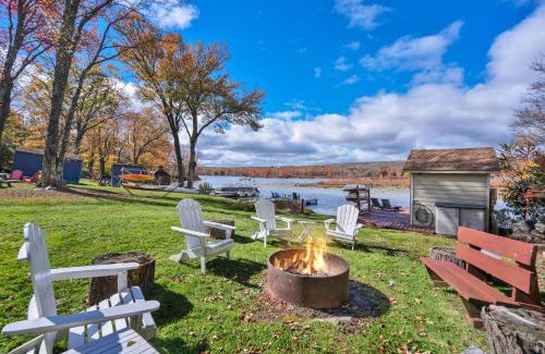 Lake Ariel Maison | Lakefront A-frame Hot Tub, Dock, Kayaks, Games