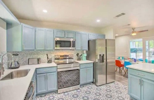 Quinlan Maison | Lakefront Beach House Retreat - Escape to Nature!