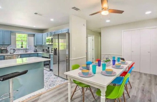 Quinlan Maison | Lakefront Beach House Retreat - Escape to Nature!