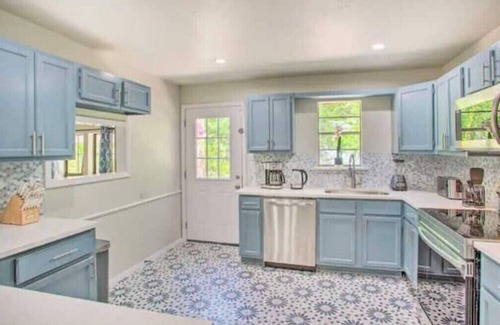 Quinlan Maison | Lakefront Beach House Retreat - Escape to Nature!