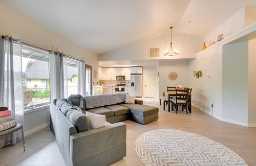 West Hills Maison | Lakefront Bremerton Vacation Rental w/ Hot Tub!