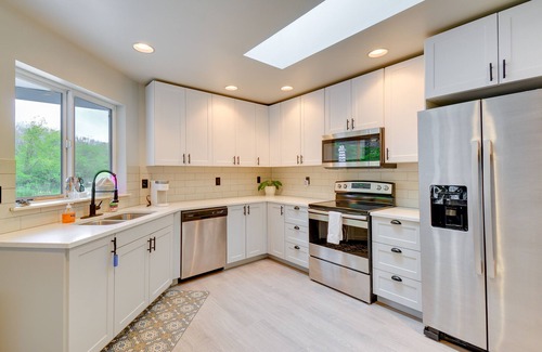 West Hills Maison | Lakefront Bremerton Vacation Rental w/ Hot Tub!