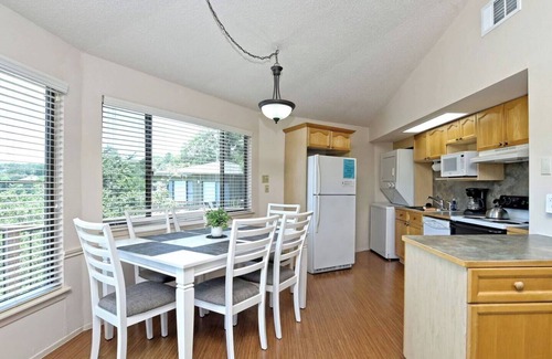 Lakeway Maison | Bungalow tranquille au bord de l'eau, vues sereines, piscine et bain à remous, à côté du port de plaisance (# 10)