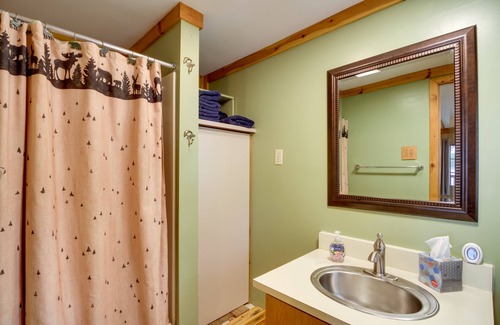Backus Cabine | NEW! Lakefront Cabin w/ Deck, Boat Dock & Games!