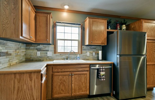 Birchwood Cabine | Lakefront Cabin w Screened Deck! Pontoon Rental! 2 Kayaks / Fishing Row Boat!