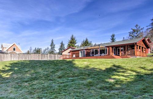 Eatonville Maison | Lakefront Cabin with Stunning Mountain Views and Dock!