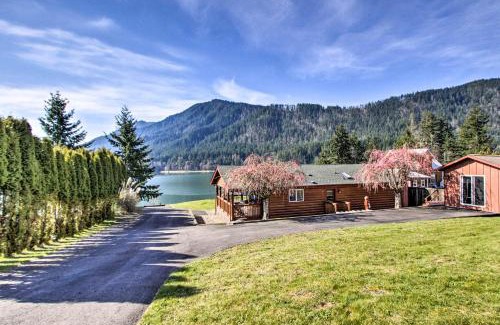 Eatonville Maison | Lakefront Cabin with Stunning Mountain Views and Dock!