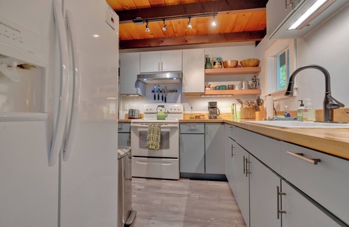Lake Arrowhead Maison | Lakefront cottage | Indoor Pools | Kayaks