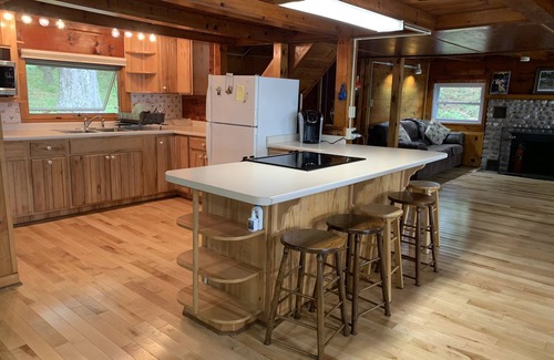 Town of Hermon Maison | Lakefront Cottage near Adirondacks, Pontoon Boat, Sunroom, 2 Kayaks & Canoe
