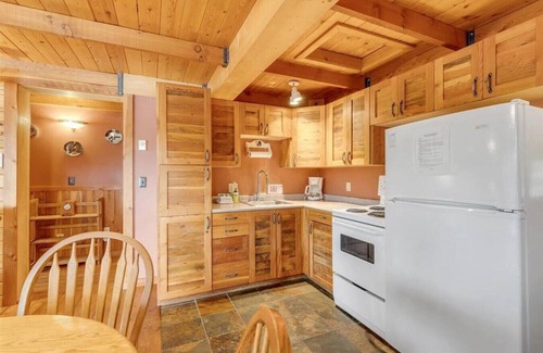 Idabel Lake Cottage | Lakefront Cottage near Big White and Kelowna