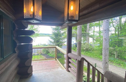 Arcade Cabine | Lakefront Cottage on Java Lake