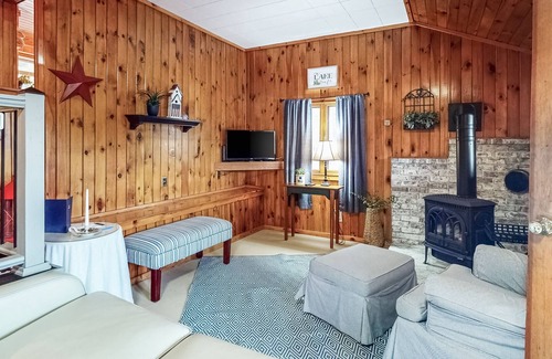 Newfield Cottage | Lakefront cottage with dock, two kayaks, and deck - dogs welcome
