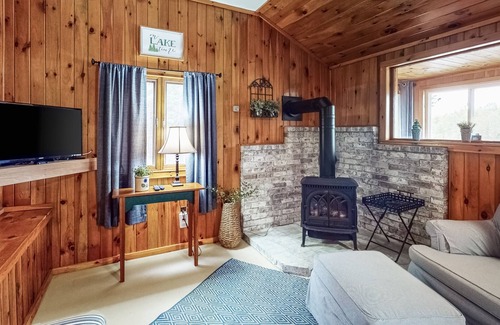 Newfield Cottage | Lakefront cottage with dock, two kayaks, and deck - dogs welcome