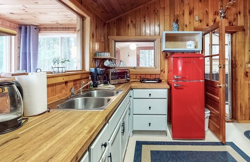 Newfield Cottage | Lakefront cottage with dock, two kayaks, and deck - dogs welcome