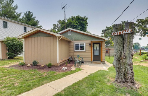 Monticello Cottage | Lakefront Cottage w/ Deck Near Indiana Beach!