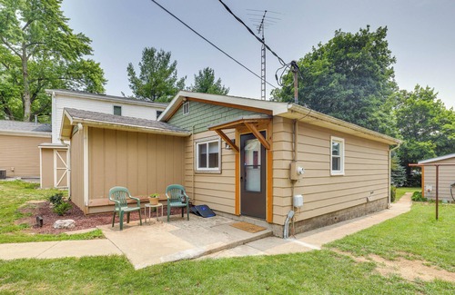 Monticello Cottage | Lakefront Cottage w/ Deck Near Indiana Beach!