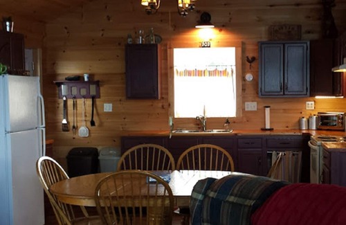 St. Albans Cottage | Lakefront chalet avec une vue imprenable et beaucoup de soleil.