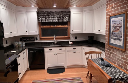 Laconia Cottage | Lakefront Cottage avec phare et quai sur le lac Winnipesaukee