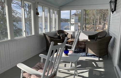 Laconia Cottage | Lakefront Cottage avec phare et quai sur le lac Winnipesaukee