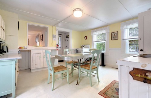 Limerick Maison | Lakefront cottage with Private Dock and Kayaks