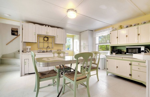 Limerick Maison | Lakefront cottage with Private Dock and Kayaks