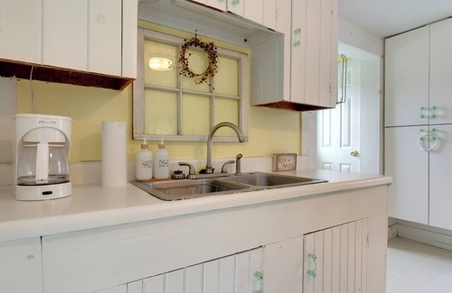 Limerick Maison | Lakefront cottage with Private Dock and Kayaks