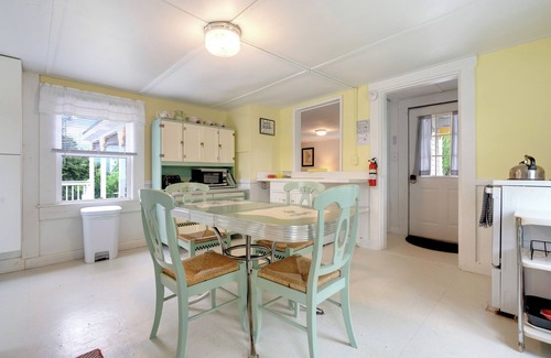 Limerick Maison | Lakefront cottage with Private Dock and Kayaks