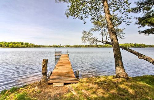 Cumberland Maison | Lakefront Cumberland Cabin with Dock and Fire Pit!