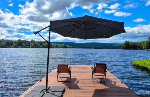 Lake Ariel Maison | Lakefront, Dock, Hottub, Pooltable, Kayaks, 75"tv