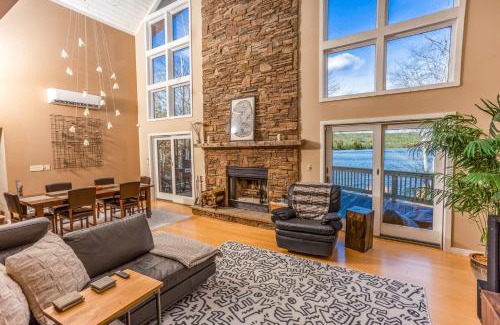 Lake Ariel Maison | Lakefront, Dock, Hottub, Pooltable, Kayaks, 75"tv