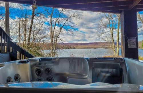 Lake Ariel Maison | Lakefront, Dock, Hottub, Pooltable, Kayaks, 75"tv