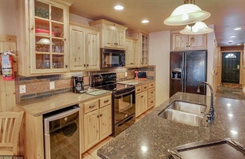 Pequot Lakes Station Balnéaire | Lakefront Escape with Rustic Charm & Modern Comfort - Bear Cottage