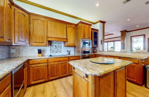 Bridgeport Maison | Lakefront estate with spectacular views, large deck, tiki bar, & private dock