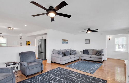 Ridgeway Maison | Lakefront Family friendly 3-bedroom house with 2 boat slips