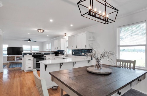 Ridgeway Maison | Lakefront Family friendly 3-bedroom house with 2 boat slips