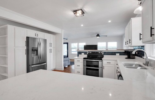Ridgeway Maison | Lakefront Family friendly 3-bedroom house with 2 boat slips