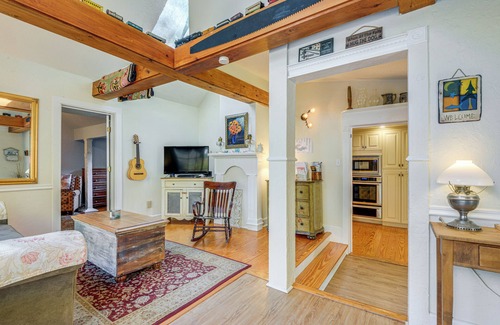 Unity Maison | Lakefront Family Home w/ Dock in Newport!